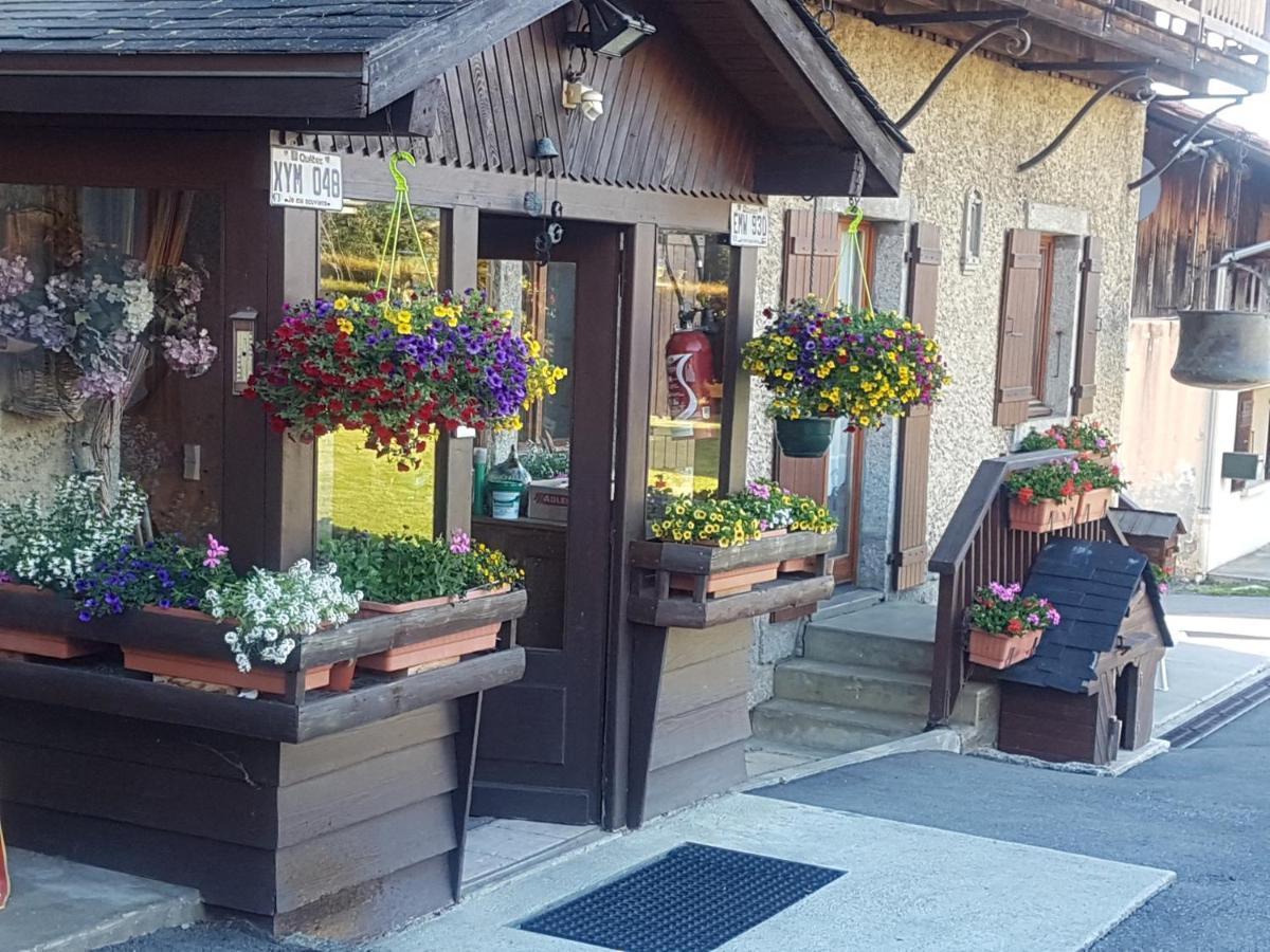 مبيت وإفطار كومْبلو La Ferme Du Mont-Blanc المظهر الخارجي الصورة